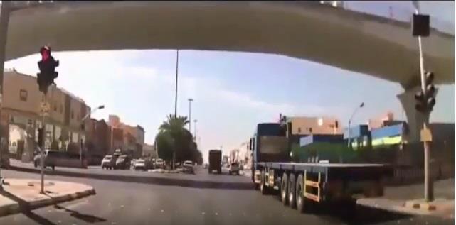 “بالفيديو” شاهد تجاوز عدد من المركبات بينها شاحنة للإشارة الضوئية  جنوب الرياض