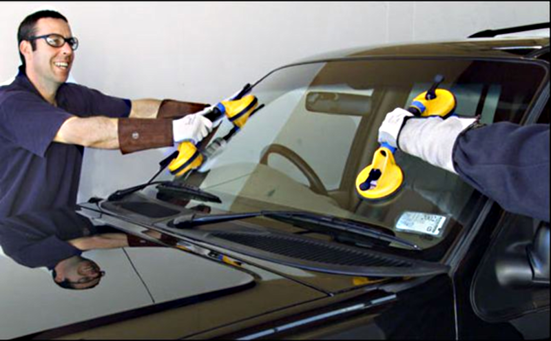 4 نصائح بسيطة  للحفاظ على نظافة الزجاج الأمامي للسيارة