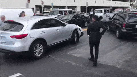 “بالفيديو” شاهد محاولة إيقاف سائق حاول الهروب  بعد حادث تصادم