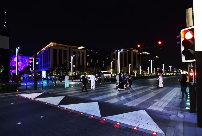 تنفيذ إشارات المشاة الذكية في 15 موقعاً جديداً في دبي