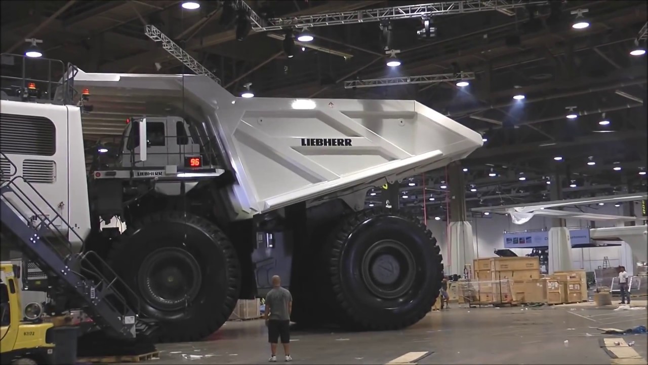 “بالفيديو” شاهد وتعرف على أكبر شاحنة في العالم
