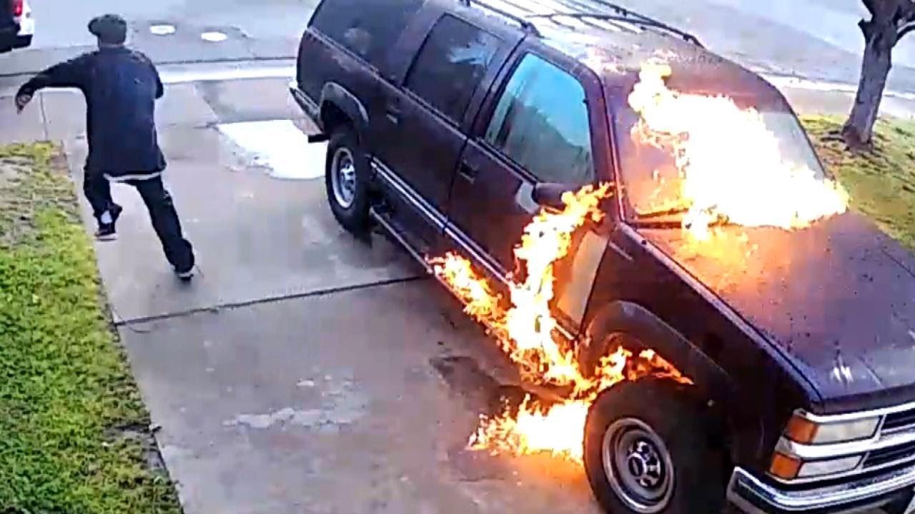 “بالفيديو” شاهد قيام شاب بحرق سيارة واقفة ثم يلوذ بالفرار في أمريكا
