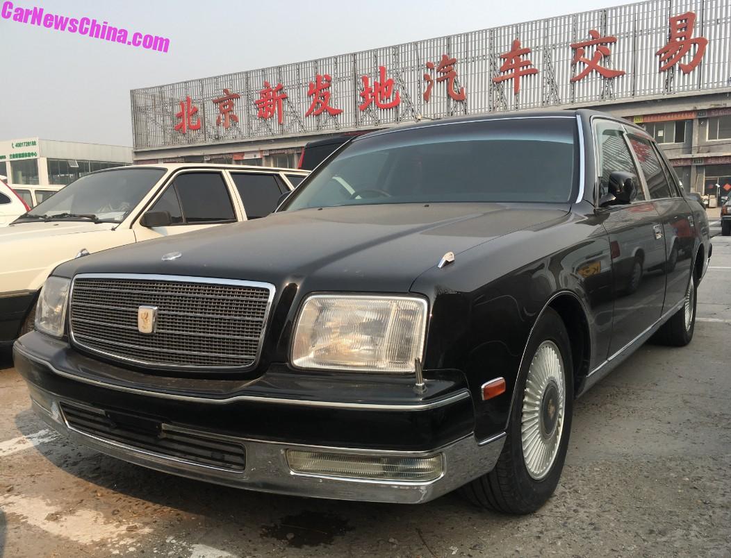 "بالصور" تويوتا سنشري V12 سوداء تظهر في الصين 2