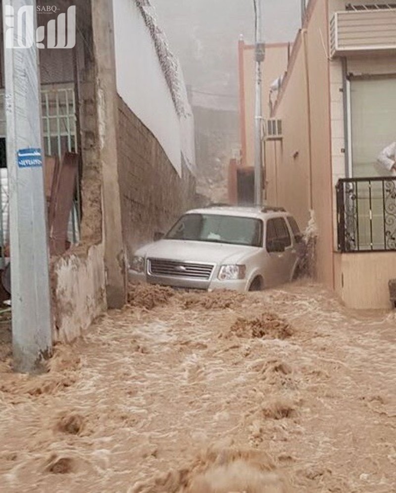 “بالصور” أمطار غزيرة تجرف السيارات وتسيّل الأودية في محافظة بلقرن