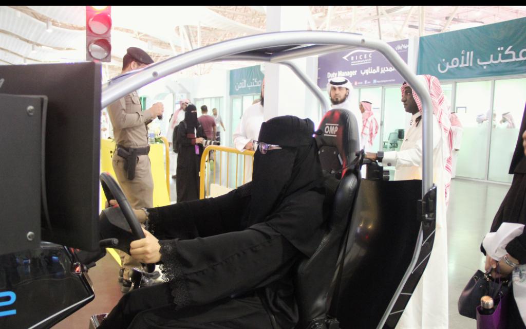 ملتقى "نحن مستعدون" يضع سيارة ذاتية تدرب النساء على قوانين المرور 7