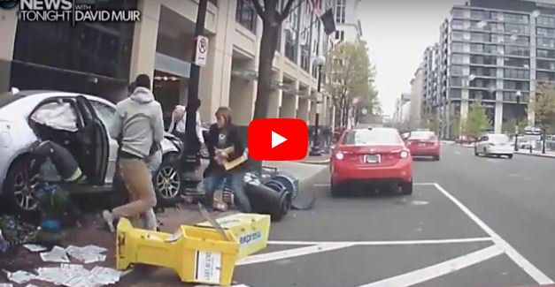 “بالفيديو” المارة يحاولون إنقاذ 4 أشخاص من أسفل سيارة