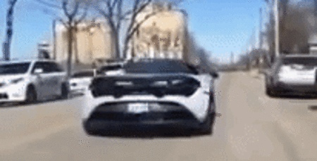 "بالفيديو" مراهق يصدم سيارة أخته مكلارين 720S بأودي R8 3