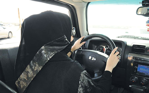 مواقف حجز المركبات اصبحت مكانا لتدرب النساء على القيادة 1