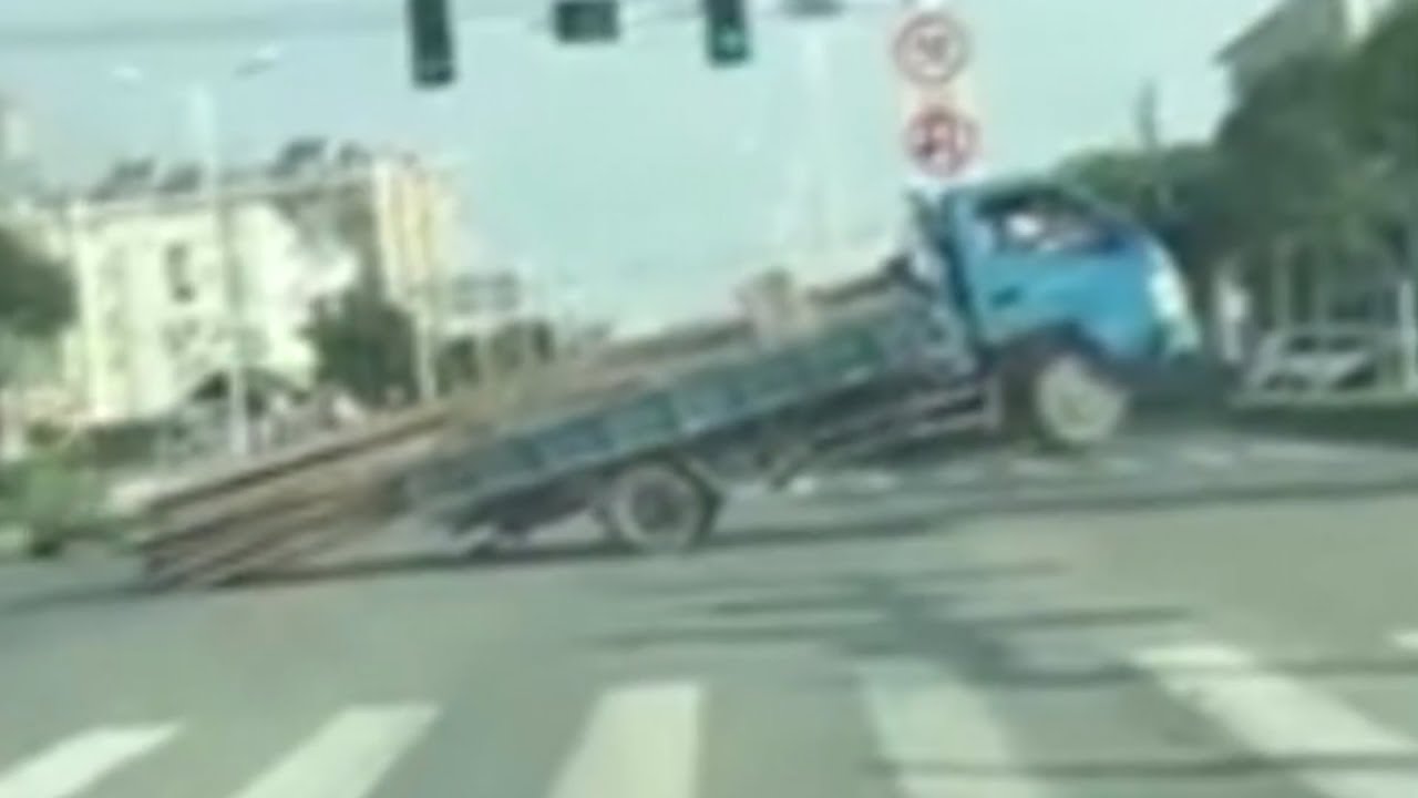 "فيديو" شاحنة تسير على عجلتيها الخلفيتين بسبب حمولتها الثقيلة 3