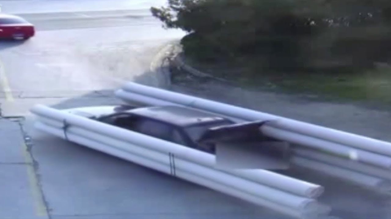 "بالفيديو" رجل يستخدم سيارته فولكس فاجن لنقل 9 أنابيب ضخمة 4
