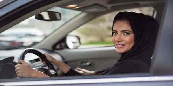 رسوم تعليم قيادة السيارة للمرأة في المملكة تعادل 6 أضعاف الرجال