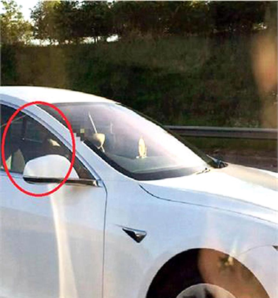 القضاء البريطاني يحكم على سائق تيسلا ترك مقعده أثناء قيادة السيارة نفسها ذاتيا 2