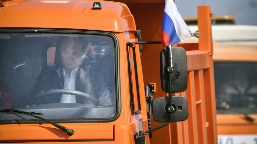 فلاديمير بوتين يقود شاحنة أثناء افتتاح أطول جسر في أوروبا