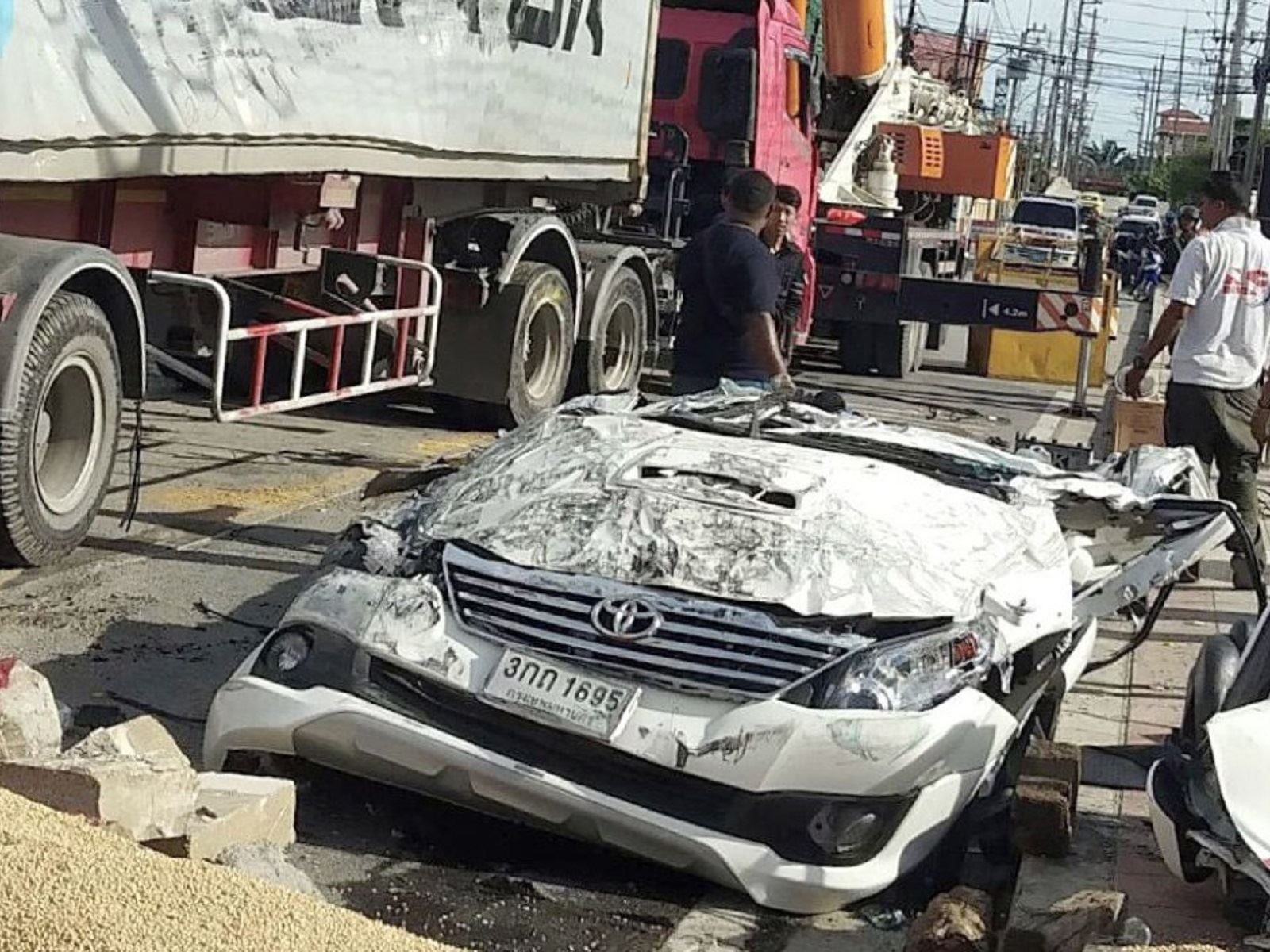 شاحنة تحمل 46 طن فول صويا تدمر سيارة تويوتا في حادثة عنيفة