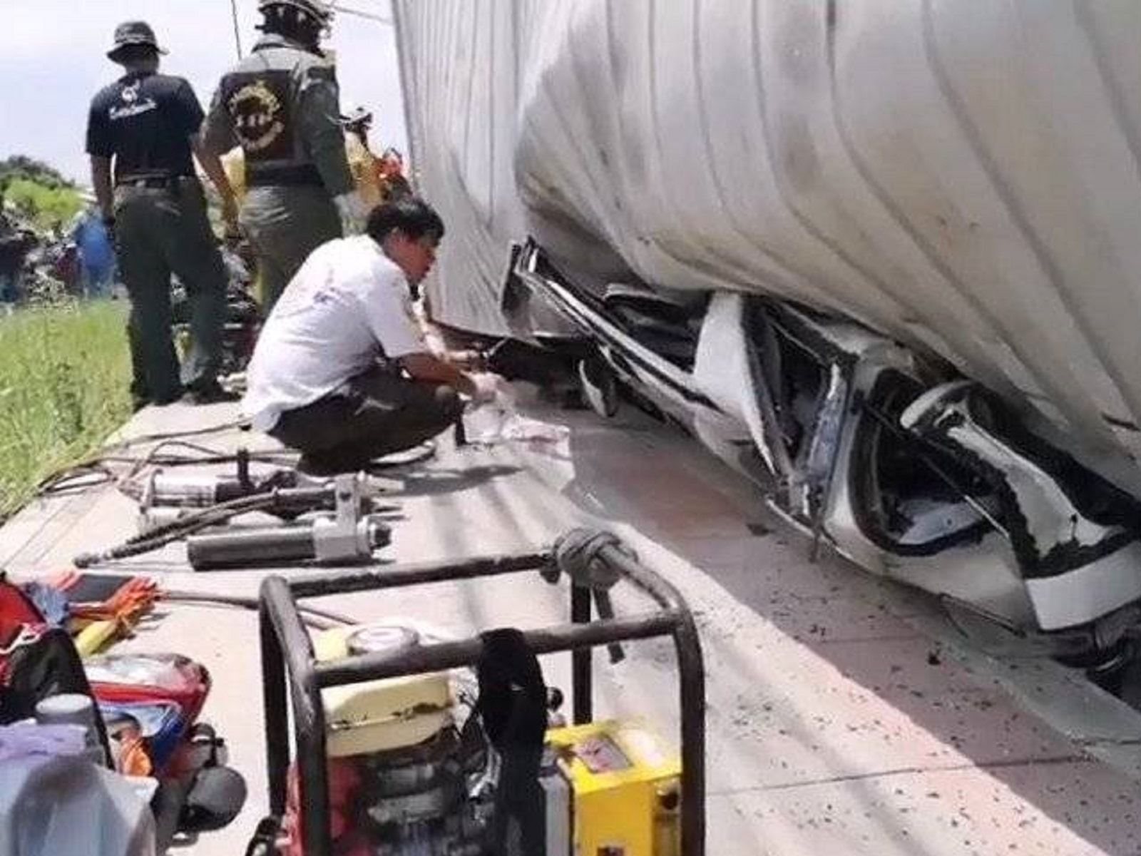 شاحنة تحمل 46 طن فول صويا تدمر سيارة تويوتا في حادثة عنيفة 20