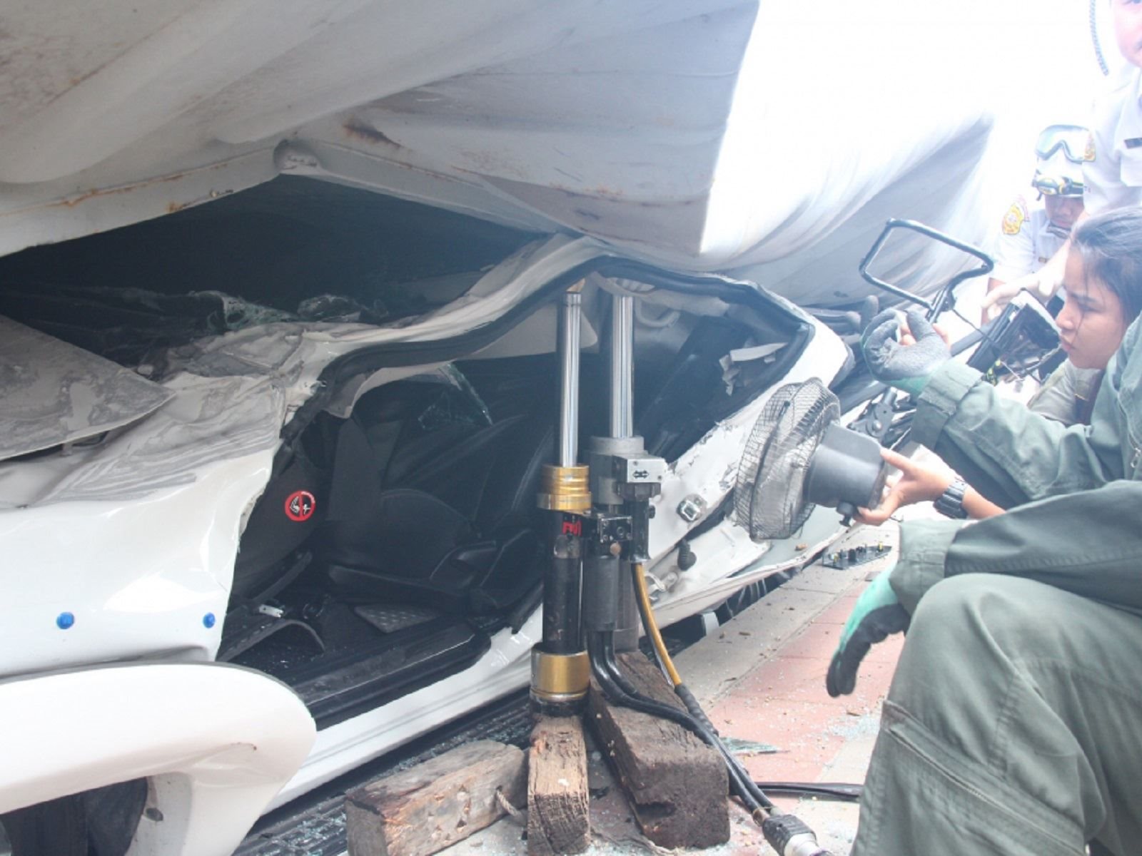 شاحنة تحمل 46 طن فول صويا تدمر سيارة تويوتا في حادثة عنيفة 5