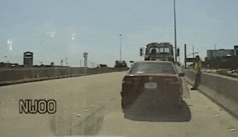 "بالفيديو" رجل شرطة ينجو بأعجوبة بعد إصطدام SUV مسرعة به 1