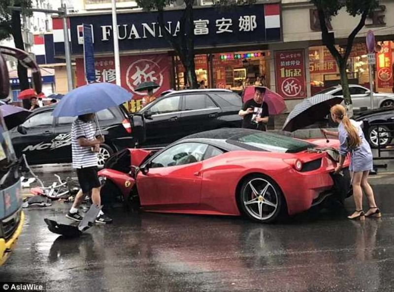 امرأة صينية تدمر فيراري سعرها 2.5 مليون ريال بعد دقائق من استئجارها 18