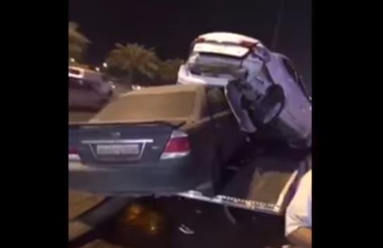"بالفيديو" سيارة تصدم أخرى محمولة على شاحنة في الرياض 1