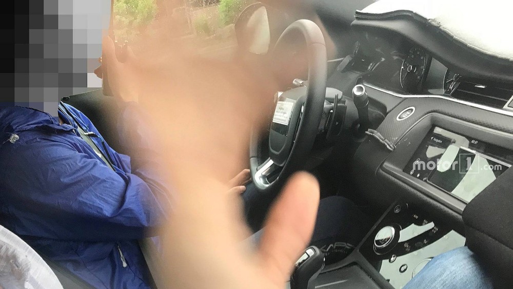 رنج روفر إيفوك 2019 الجيل القادم تظهر من الخارج والداخل أثناء اختبارها 34