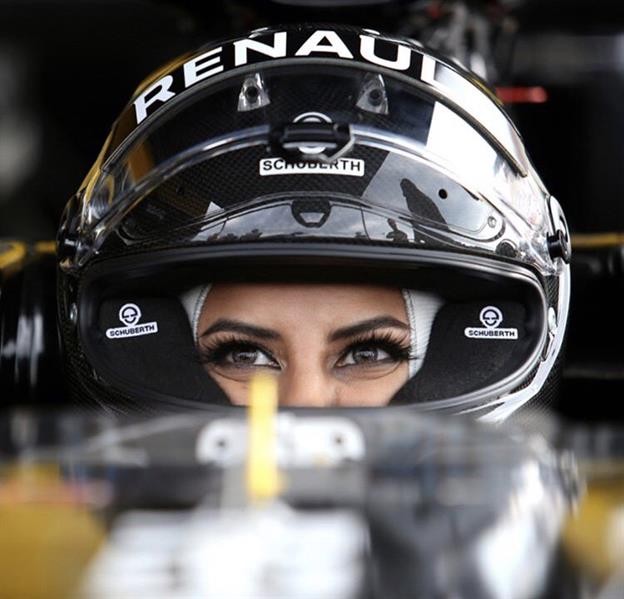 "بالفيديو والصور" أول امرأة سعودية تقود سيارة فورمولا 1 في يوم 10/10 10