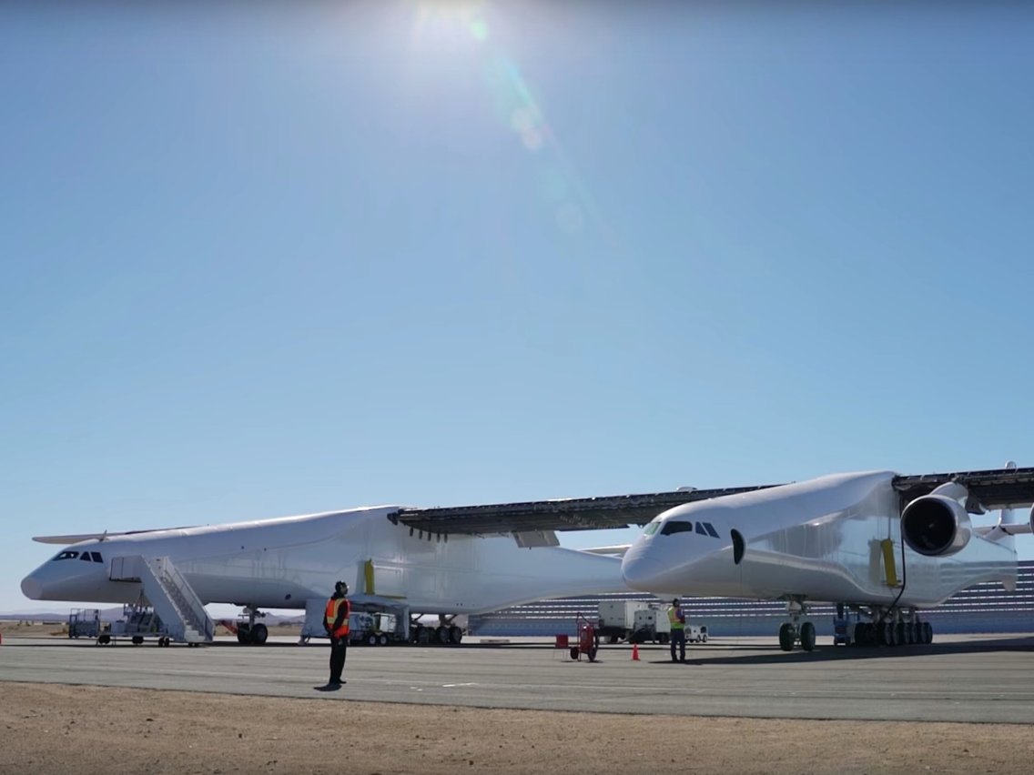 "بالصور" نظرة على أكبر طائرة في العالم وزنها 226.7 طن 5
