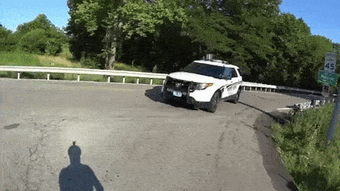 شرطي يتحدث بالهاتف أثناء قيادة السيارة يصطدم بشاب يركب دراجة هوائية