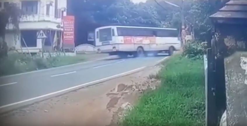 “بالفيديو” إنقلاب حافلة على الطريق بسبب توكتوك!
