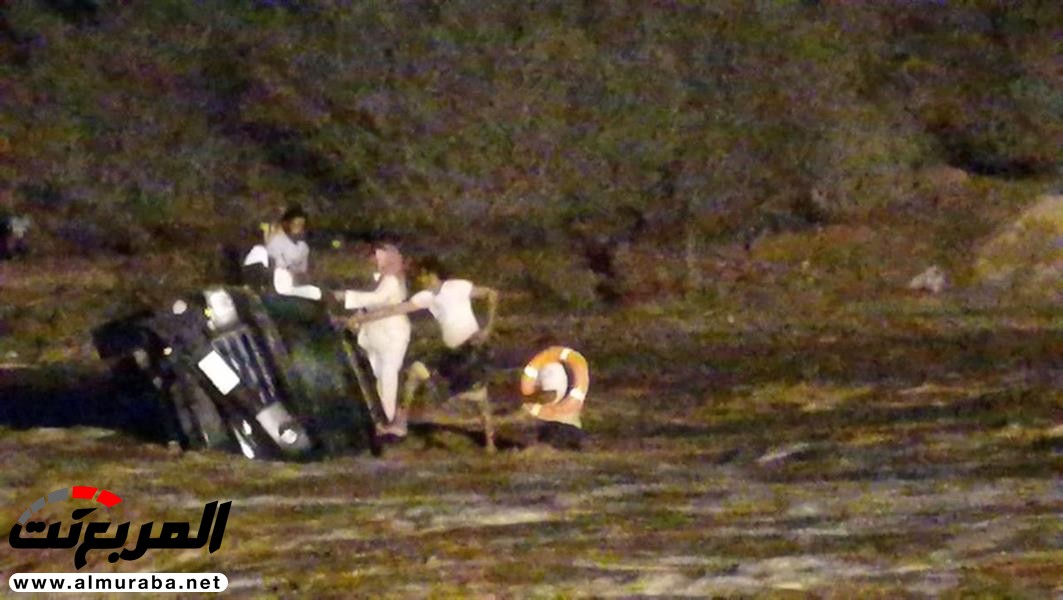 "بالفيديو والصور " الدفاع المدني يُنقذ شخصين من سيارة جرفتها السيول بجازان 7