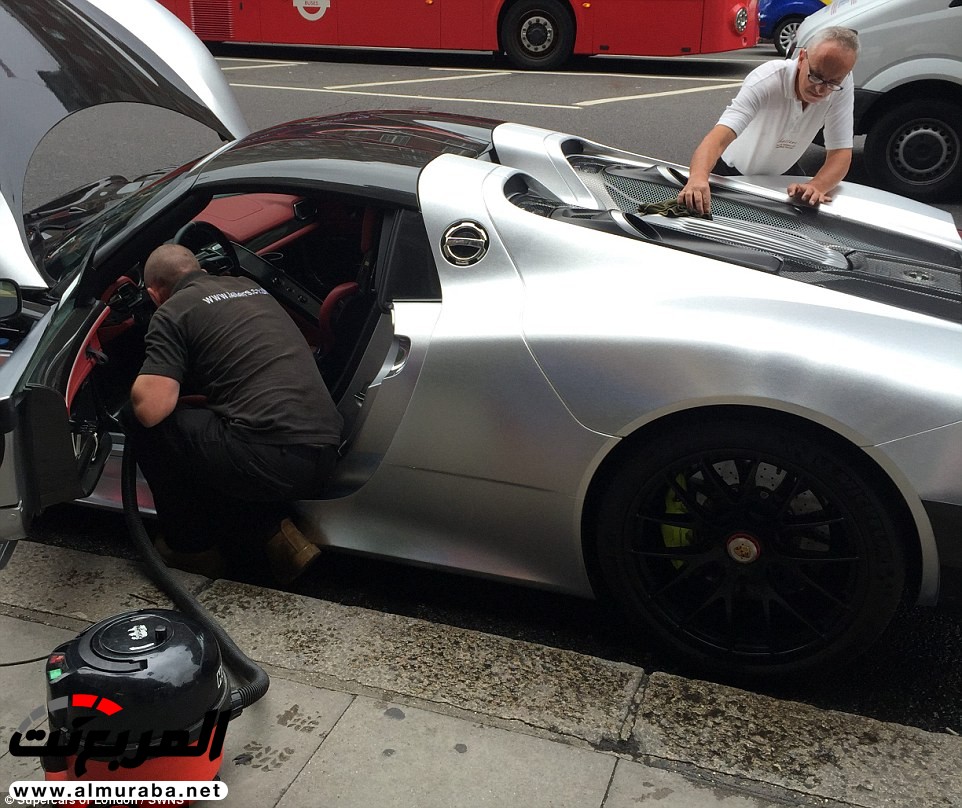 "بالصور" نظرة على سيارات وحياة أثرياء العرب في لندن 3