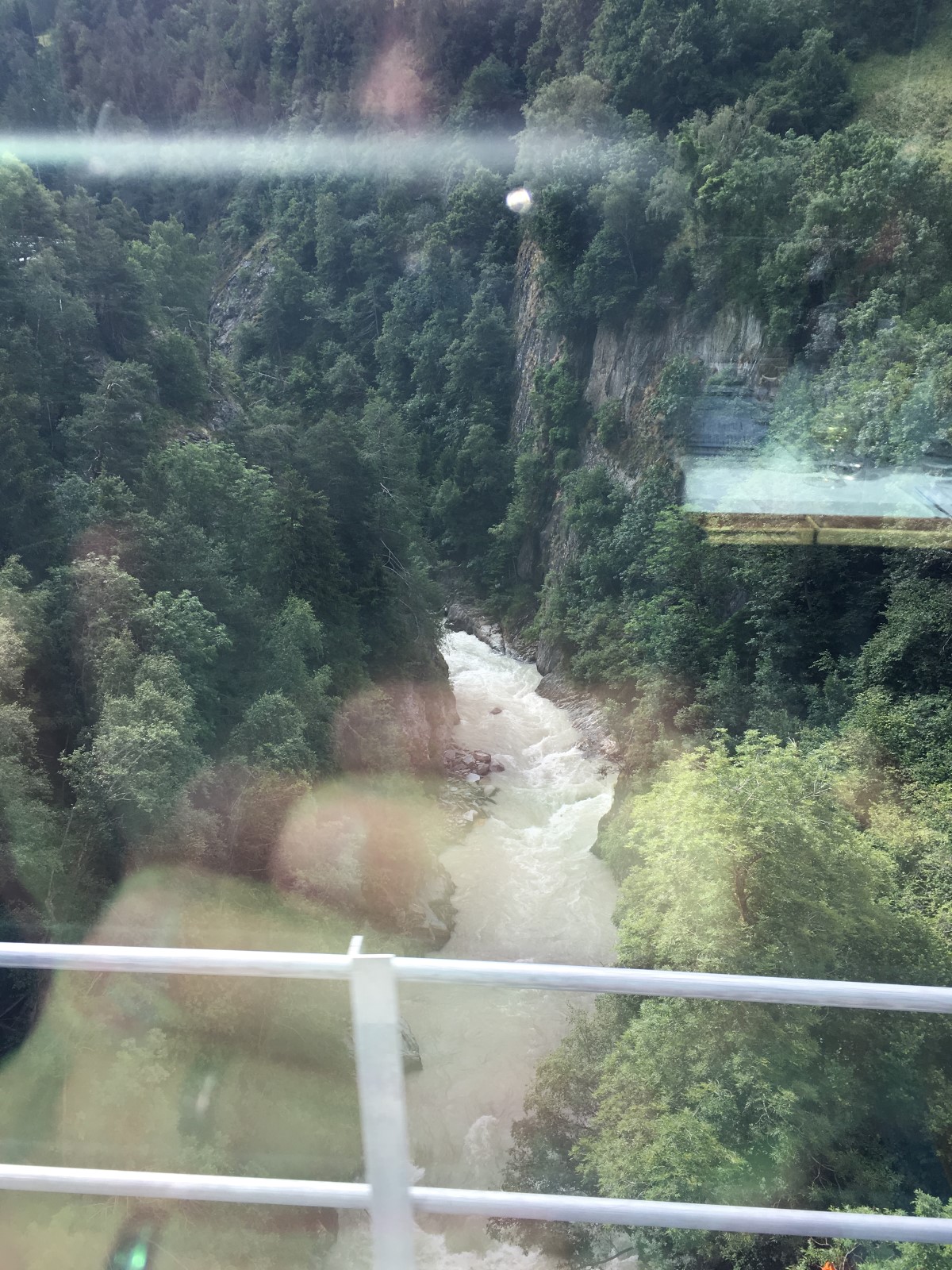 "بالصور" جولة مع قطار جلاسير إكسبريس عبر جبال اﻷلب السويسرية 35