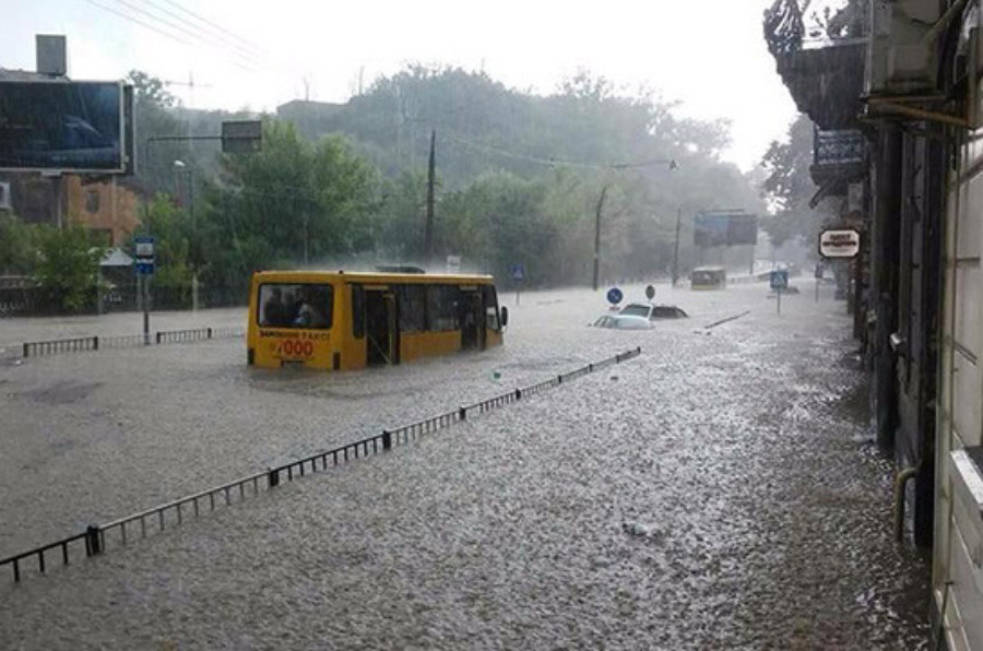 "بالفيديو" إنقاذ 130 شخص من سيارات غرقت بمياه الأمطار 1