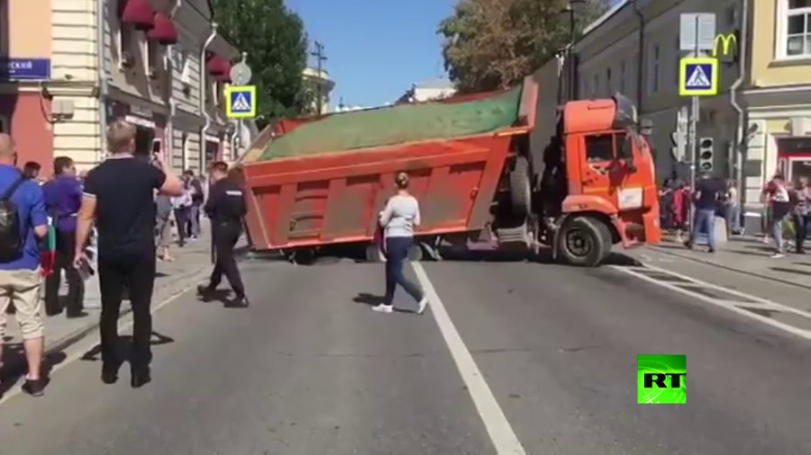 “بالفيديو” عجلات شاحنة تغوص في أسفلت وسط موسكو!