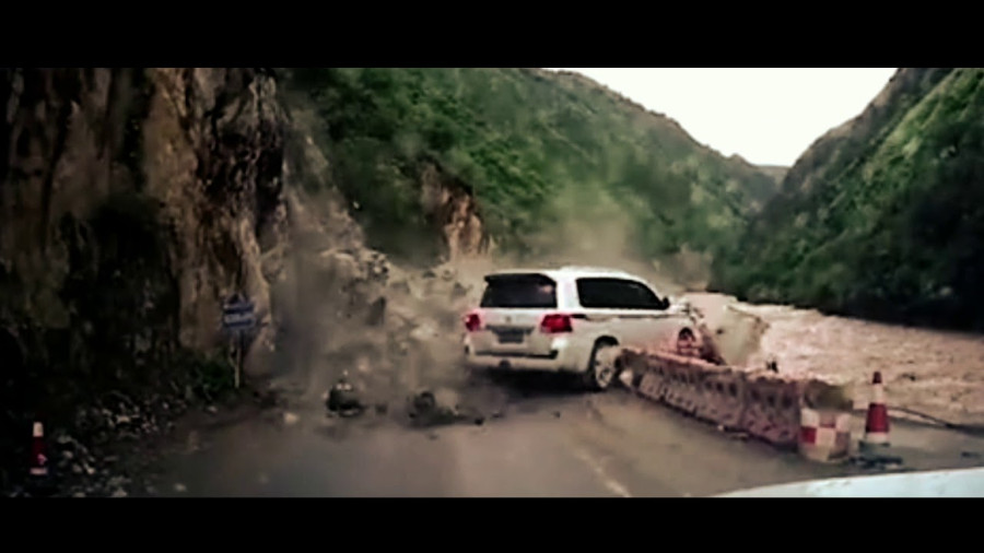 “بالفيديو” إنهيار صخري كاد يدمر سيارة ومن فيها