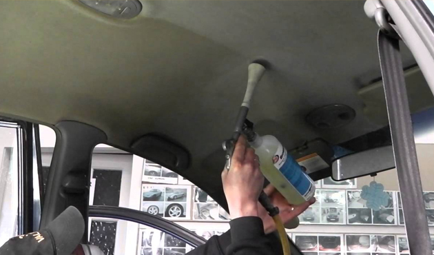 الطريقة الصحيحة لتنظيف السقف الداخلي للسيارة 5