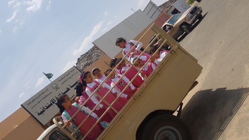 "صورة" نقل طالبات بصندوق سيارة في نجران دون أي وسيلة أمان 1