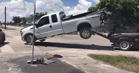 “بالفيديو” سائق فورد F-150 يحاول منع سيارته من سحبها بعيداً