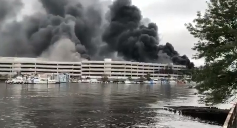 "بالفيديو" اندلاع حريق هائل في موقف خاص بالسيارات الفاخرة 1