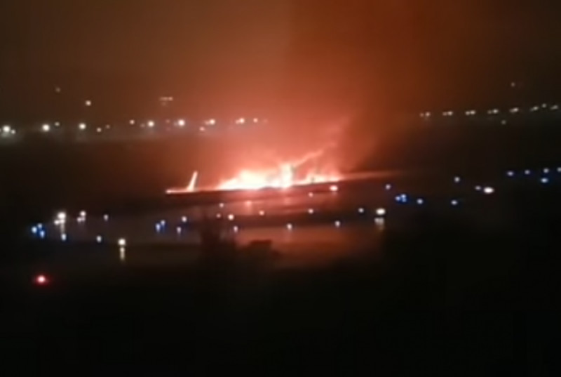 “بالفيديو” إشتعال النيران في طائرة ركاب روسية أثناء هبوطها في مطار سسوتشي
