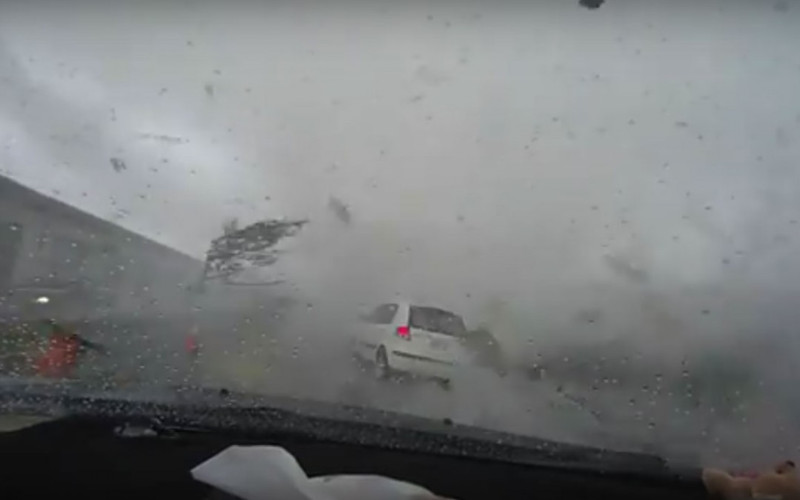 "بالفيديو" حالة رعب فتاة تقود سيارتها أثناء إعصار بكندا 1