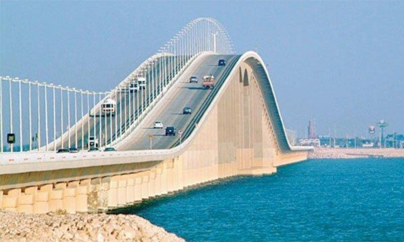 مرور السيارات عكس السير بجسر الملك فهد لا يعدُّ مخالفة