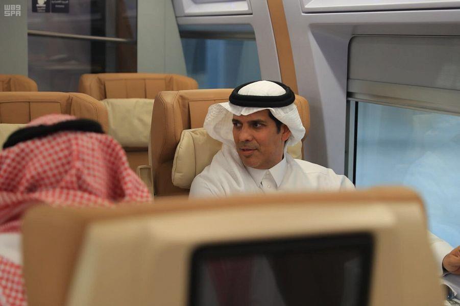 "بالصور" وزير النقل يستقل قطار الحرمين استعداداً للتشغيل الرسمي 1
