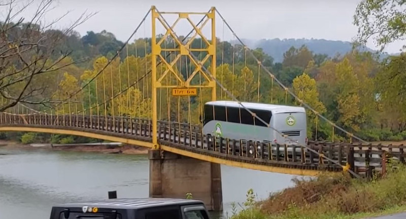 “بالفيديو” وزن حافلة يتسبب بتقوّس جسر في أمريكا