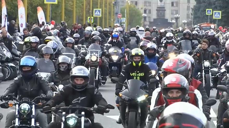 “بالفيديو” 2,000 دراجة نارية في استعراض جريء بمشاركة الشرطة الروسية