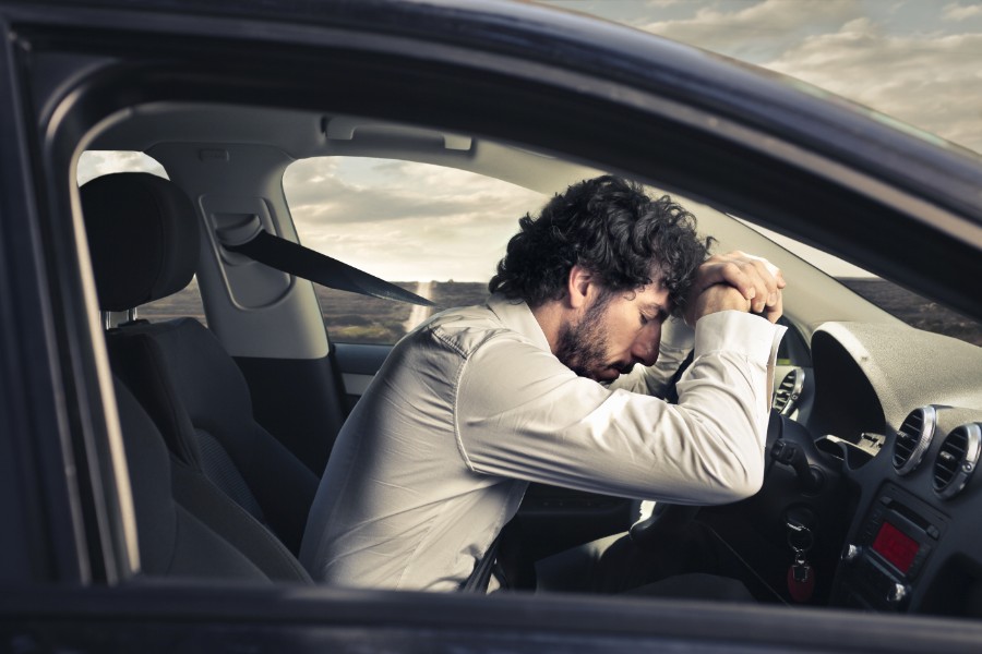باحثون يكتشفون سبب شعور السائق والركاب بالنعاس في السيارة