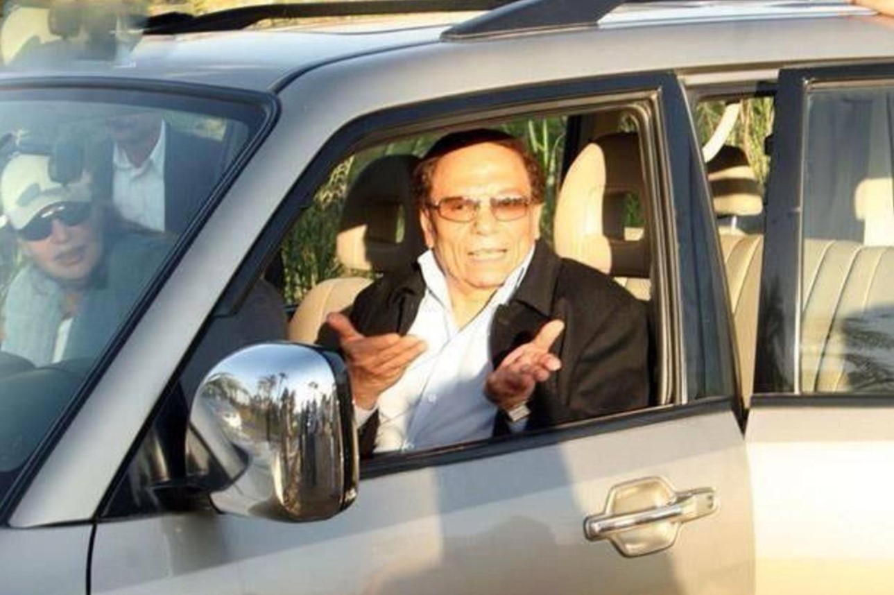 "بالصور" جولة مع سيارات الزعيم عادل إمام 3