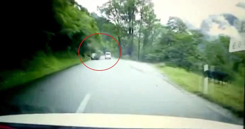 "بالفيديو" سقوط صخرة ضخمة على سيارة تحطم مقدمتها 1