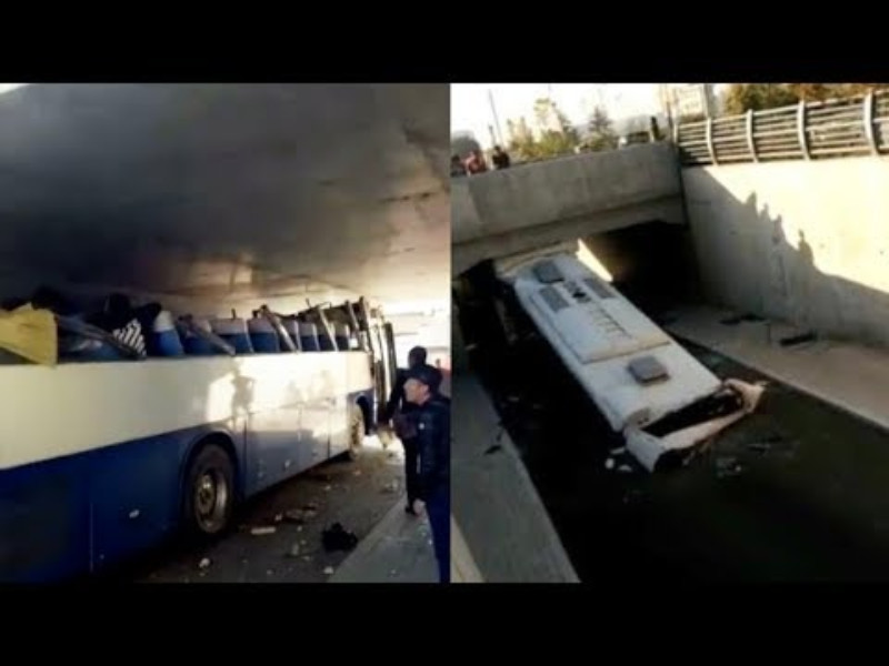 “بالفيديو” حافلة تصبح بلا سقف بعد اصطدامها بحسر