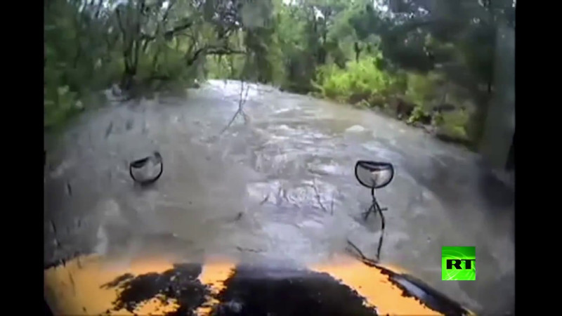 "بالفيديو" لحظة انزلاق حافلة عن الطريق وانجرافها بمياه الفيضانات في تكساس 3