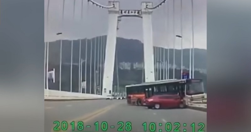 “بالفيديو” لحظة اصطدام حافلة بسيارة وسقوطها في نهر بالصين